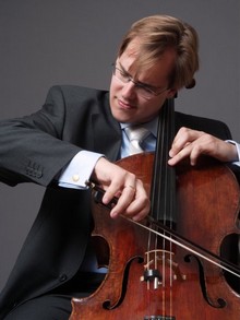 Virtuose mit Sinngefühl: Der Cellist Wolfgang Emanuel Schmidt im Zusammenspiel mit Dirigent Neil Fellows Foto ehr Virtuose mit Sinngefühl: Der Cellist Wolfgang Emanuel Schmidt im Zusammenspiel mit Dirigent Neil Fellows Foto ehr