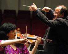 Die Geigerin Indira Koch durfte sich von Neil Fellows und dem Orchester am Ernst-Barlach-Gymnasium gut begleitet fühlen.