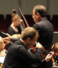 Eng verzahntes Musizieren: Der Dirigent Neil Fellows mit dem Geiger Orlando Fellows, seinem Sohn. Eng verzahntes Musizieren: Der Dirigent Neil Fellows mit dem Geiger Orlando Fellows, seinem Sohn.